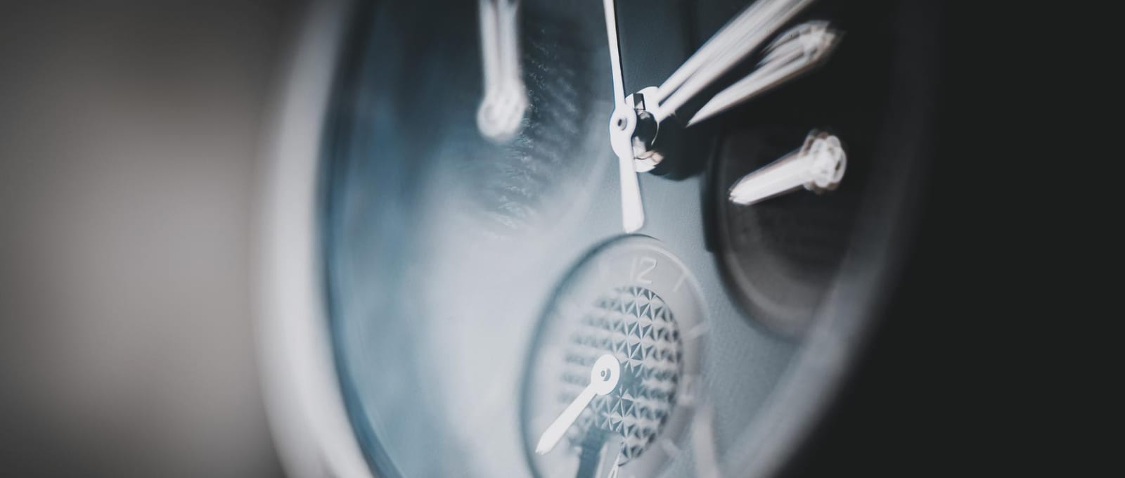 Quadrante di un orologio meccanico ripreso da vicino, con le lancette in primo piano